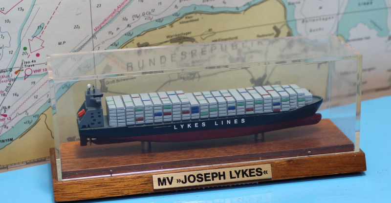 Containerfrachter "Joseph Lykes" Lykes Lines Vollrumpf (1 St.)  in Vitrine in ca. 1:1400